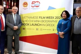 La embajadora de Vietnam en Grecia, Pham Thi Thu Huong, y delegados en el evento. (Fuente: VNA)