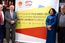 La embajadora de Vietnam en Grecia, Pham Thi Thu Huong, y delegados en el evento. (Fuente: VNA)