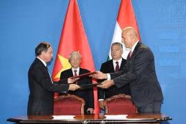 El secretario general del Partido Comunista de Vietnam, Nguyen Phu Trong, y el primer ministro húngaro, Viktor Orbán, presenciaron la ceremonia de firma del Memorando de Entendimiento entre la Asociación de la Industria del Agua de Hungría y el Comité Popular de la provincia de Thanh Hoa sobre el Proyecto de Suministro de Agua Limpia en la provincia de Thanh Hoa (10 de septiembre de 2018). (Fuente: VNA)