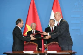 El secretario general del Partido Comunista de Vietnam, Nguyen Phu Trong, y el primer ministro húngaro, Viktor Orbán, presenciaron la ceremonia de firma del Memorando de Entendimiento entre la Asociación de la Industria del Agua de Hungría y el Comité Popular de la provincia de Thanh Hoa sobre el Proyecto de Suministro de Agua Limpia en la provincia de Thanh Hoa (10 de septiembre de 2018). (Fuente: VNA)