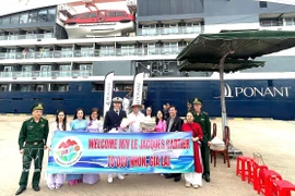 Turistas internacionales en el puerto de Quy Nhon. (Fuente: VNA)