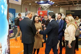 La embajadora de Vietnam en Bulgaria, Nguyen Thi Minh Nguyet, se reúne con el ministro de Turismo anfitrión, Miroslav Borshosh. (Fuente: VNA)