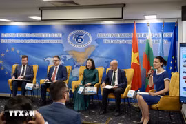 La embajadora de Vietnam en Bulgaria, Nguyen Thi Minh Nguyet, asiste a un debate en Bulgaria. (Foto: VNA)