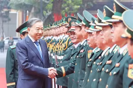 El secretario general del Partido Comunista de Vietnam (PCV), To Lam, visitó el Comando de la Guardia Fronteriza. (Fuente: VNA)