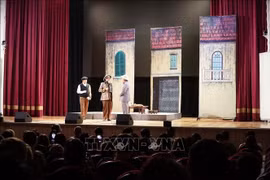 Realizan obra de teatro vietnamita “La 72.ª Petición” en el Gran Salón de la Universidad Financiera, dependiente del Gobierno de la Federación Rusa. (Fuente: VNA)