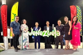 Representantes de empresas de viajes vietnamitas en FITVEN 2025. (Foto: VNA)