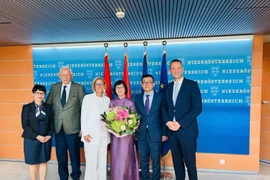 Vu Le Thai Hoang, embajador de Vietnam en Austria (segundo desde la derecha), la gobernadora de Baja Austria, Johanna Mikl-Leitner, y delegados. (Foto: VNA)
