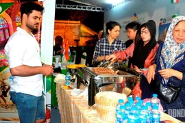 Presentan gastronomía musulmana en el Festival de Turismo de Hanoi 2025. (Foto: qdnd.vn)