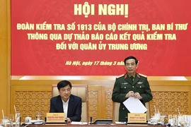 Nguyen Duy Ngoc, jefe de la Comisión de Control Disciplinario del Comité Central del PCV, y Phan Van Giang, ministro de Defensa en el evento. (Fuente: VNA)