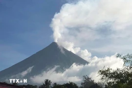El volcán Mayon, en la provincia de Albay, Filipinas, entró en erupción, emitiendo cenizas y humo, el 8 de junio de 2023. (Foto: AFP/VNA)