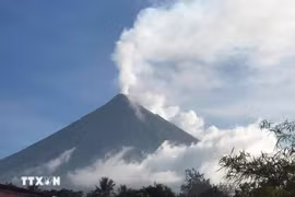 El volcán Mayon, en la provincia de Albay, Filipinas, entró en erupción, emitiendo cenizas y humo, el 8 de junio de 2023. (Foto: AFP/VNA)