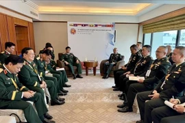 El coronel general Nguyen Van Nghia, subjefe del Estado Mayor General, se reúne con representantes de Tailandia en el marco de ACAMM-26. (Fuente: VNA)