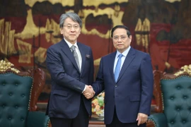 El primer ministro vietnamita, Pham Minh Chinh, recibe a Maeda Tadashi, presidente del Consejo Ejecutivo del Banco Japonés de Cooperación Internacional (JBIC). (Fuente: VNA)