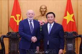 El director de la Academia Nacional de Política Ho Chi Minh y presidente del Consejo Teórico Central de Vietnam, Nguyen Xuan Thang, recibió a Mijaíl Efimovich Fradkov, ex primer ministro de Rusia y director del Instituto Ruso de Estudios Estratégicos (RISS). (Fuente: VNA)