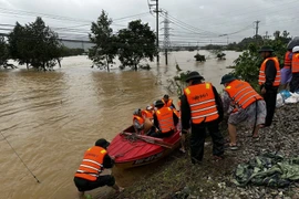 Fuerzas competentes en da Nang realizan tareas de rescate. (Foto: VNA)