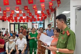 La Policía del Distrito de Dong Da (Hanoi) brindó orientación y respondió a las preguntas de los residentes, garantizando la entrega de los obsequios. (Foto: VNA)