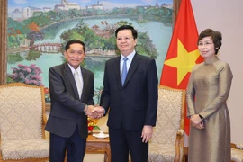 El viceprimer ministro vietnamita Mai Van Chinh recibe al director general de la Agencia Laosiana de Noticias (KPL), Vannasin Simmavong. (Fuente: VNA)