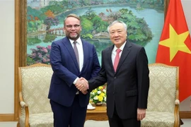El viceprimer ministro permanente de Vietnam, Nguyen Hoa Binh. recibe a Timon Gremmels, ministro de Investigación, Arte y Cultura de Hesse. (Fuente: VNA)