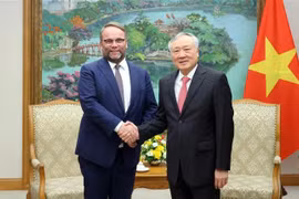 El viceprimer ministro permanente de Vietnam, Nguyen Hoa Binh. recibe a Timon Gremmels, ministro de Investigación, Arte y Cultura de Hesse. (Fuente: VNA)