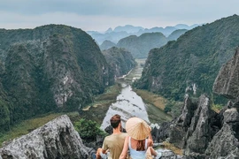 Turistas internacionales en la cima de la cueva de Mua, Ninh Binh. (Foto: VNA)