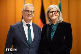 La gobernadora general de Australia, Sam Mostyn, y su esposo. (Fuente: VNA)