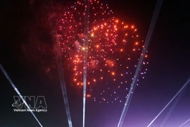 Espectáculo artístico de fuegos artificiales durante la noche de inauguración. (Fuente: VNA)