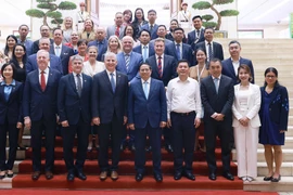 El primer ministro vietnamita Pham Minh Chinh y representantes de Consejo Empresarial Estados Unidos-ASEAN. (Fuente: VNA)