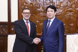 El presidente Luong Cuong, recibió al saliente embajador de Australia en Vietnam, Andrew Goledzinowski. (Fuente: VNA)