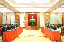 El secretario general del Partido Comunista de Vietnam, To Lam, sostuvo conversaciones telefónicas con el secretario general del Partido de Acción Popular y primer ministro de Singapur, Lawrence Wong. (Fuente: VNA)
