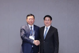 El presidente de Vietnam, Luong Cuong, se reunió con el presidente del Grupo Lotte, Shin Dong Bin. (Fuente: VNA)