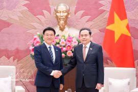El presidente de la Asamblea Nacional vietnamita, Tran Thanh Man, (derecha) y el profesor Kim Hak-Min, director del Instituto surcoreano de Investigación Económica Kimhakmin E-roun. (Fuente: VNA)