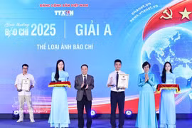 La directora general de VNA, Vu Viet Trang, y el vicepresidente permanente de la Asociación de Periodistas de Vietnam, Nguyen Duc Loi, entregan el premio A a los autores. (Fuente: VNA)