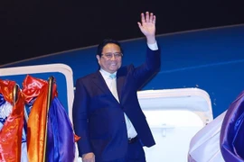 El primer ministro vietnamita, Pham Minh Chinh, partió de Vientiane hacia Hanoi, concluyendo con éxito su visita a Laos. (Fuente: VNA)