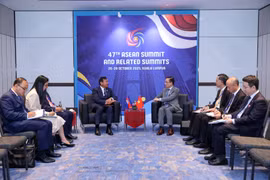 El ministro de Relaciones Exteriores de Vietnam, Le Hoai Trung, se reúne con el vicepremier y ministro camboyano de Relaciones Exteriores, Prak Sokhonn. (Fuente: VNA)