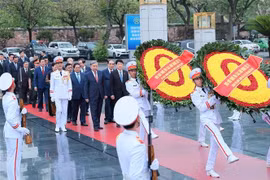 La delegación de dirigentes y ex dirigentes del Partido y del Estado depositó ofrendas florales y visitó el Mausoleo del Presidente Ho Chi Minh. (Foto: VNA)