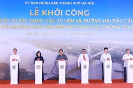 El primer ministro Pham Minh Chinh y delegados en la inauguración. (Fuente: VNA)