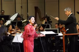 Actuación de la cantante My Linh en el evento. (Fuente: VNA)