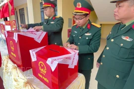 Sellado de urnas en un colegio electoral de la isla Bach Long Vi. (Foto: VNA)