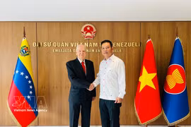 El presidente de la Casa de la Amistad Venezuela-Vietnam, Carolus Wimmer, y el embajador de Hanoi en Caracas, Vu Trung My. (Fuente: VNA)