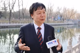 El profesor Mi Liang, director del Centro de Estudios del Sudeste Asiático de la Universidad de Estudios Extranjeros de Beijing, en la entrevista. (Fuente: VNA)
