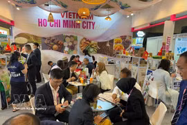 Los stands vietnamitas atrajeron la atención de numerosos compradores y distribuidores en la feria internacional de alimentos y bebidas "SIAL Interfood 2025" celebrada en Yakarta, Indonesia. (Foto: VNA)