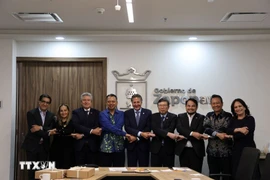 Representantes de la ASEAN se tomaron una foto de recuerdo con autoridades de Zapopan, Jalisco. (Fuente: VNA)