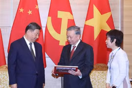 El secretario general del Partido Comunista de Vietnam, To Lam, entregó respetuosamente al secretario general del Partido Comunista y presidente de China, Xi Jinping, un libro de fotografías de la Agencia de Noticias de Vietnam, que incluye fotos típicas e impresionantes de las cinco visitas de Xi Jinping al país indochino. (Fuente: VNA)