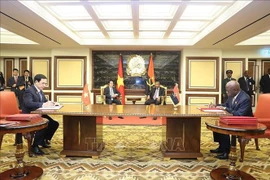 El presidente de Vietnam, Luong Cuong, y su homólogo angoleño, João Manuel Gonçalves Lourenço, presenciaron la firma de una Carta de Intención para promover la cooperación en materia de defensa entre los dos países. (Fuente: VNA)