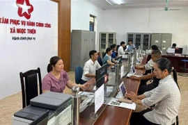 La gente acude a realizar trámites administrativos en el Centro de Servicios de Administración Pública de la Comuna de Ngoc Thien. (Foto: VNA)