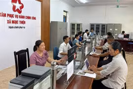 La gente acude a realizar trámites administrativos en el Centro de Servicios de Administración Pública de la Comuna de Ngoc Thien. (Foto: VNA)
