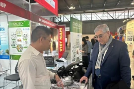 Walter Cavrenghi, secretario general de la Cámara de Comercio Italia-Vietnam, visita el pabellón vietnamita. (Fuente: VNA)