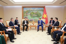 Tran Hong Ha, viceprimer ministro de Vietnam, recibe a Wang Bo, director general del Grupo de Ferrocarriles de China número 6. (Fuente: VNA)