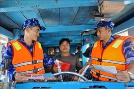 Las fuerzas de hacer cumplimiento de ley en el mar de Ciudad Ho Chi Minh están divulgando a los pescadores sobre la lucha contra la pesca ilegal, no declarada y no reglamentada. (Fuente: VNA)