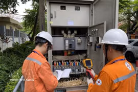 Trabajadores de la compañía eléctrica EVNHANOI inspeccionan el sistema eléctrico. (Fuente: VNA)